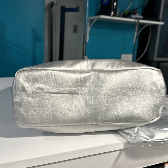 Reversible handbag with gold on one side and silver on the other - Picture 12 of 14